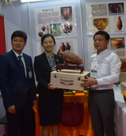 中國(guó)駐泰國(guó)大使館參贊煅煉女士親臨展會(huì)現(xiàn)場(chǎng)，并收藏了劉新安制作的彩陶代表作《小口尖底瓶》